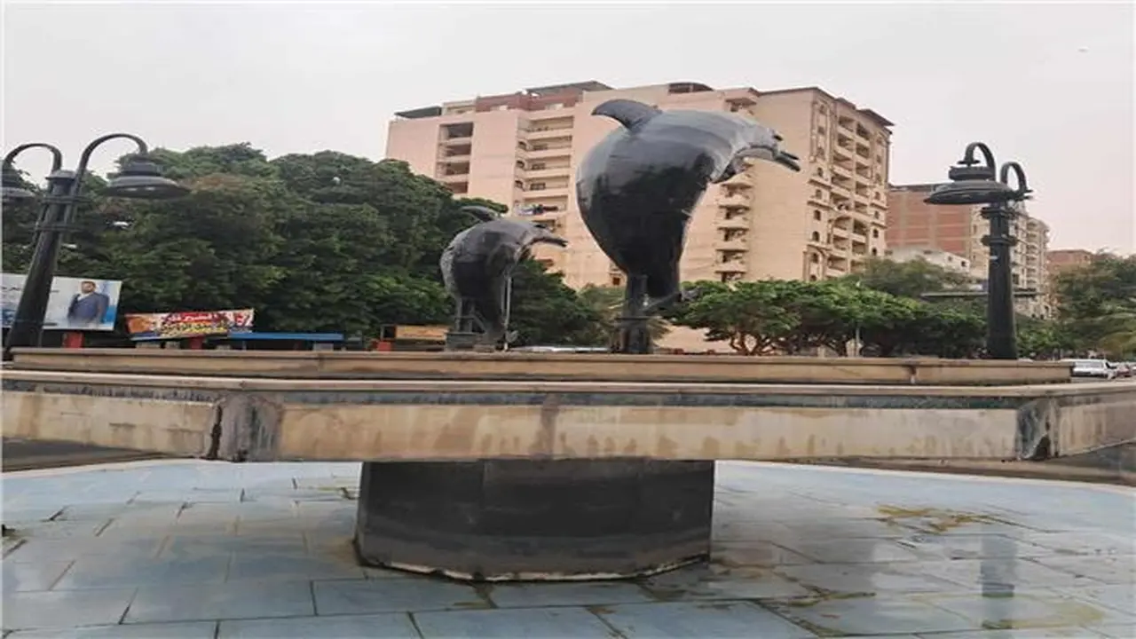 إعادة تشغيل تمثال الدولفين في قنا بعد انتهاء أعمال الصيانة عقب سقوطه